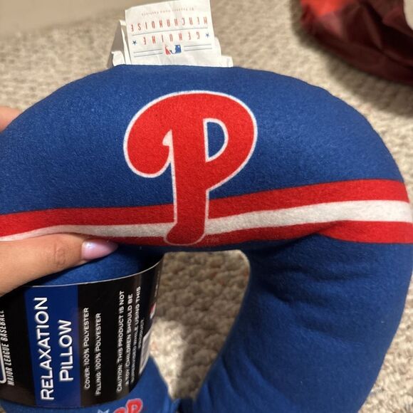 NWT Philadelphia Phillies Relaxation Travel Neck Pillow MLB - Picture 3 of 4